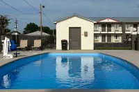 Super 8 by Wyndham Monroe - Pools