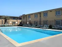 Super 8 by Wyndham Beaumont I-10 South/College St - Pools