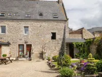 Manoir des Halles Hotels in Plouescat