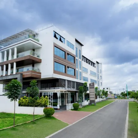Hotel M Pro Palace Mysore - 12 Minutes to Mysore Palace