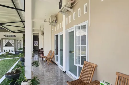 Guest House Saqeena Syariah Near Blitar Park RedPartner Отели в г. Blitar Regency