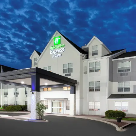 Holiday Inn Express & Suites Port Washington by IHG