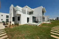 Stylish apartment near the sea with direct pool access and top facilities