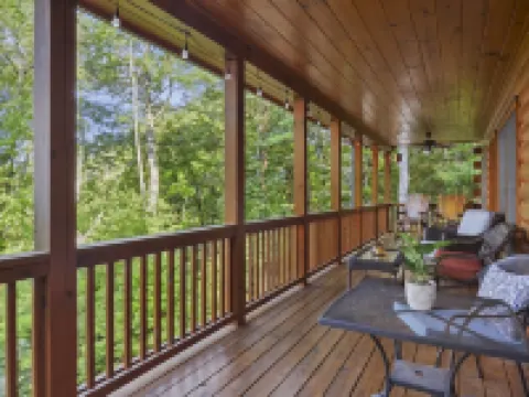 Mountain Views & just mins to City! Wood burning Fireplace, Hot tub, Fire pit Hotels in Cherry Log