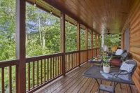 Mountain Views & just mins to City! Wood burning Fireplace, Hot tub, Fire pit Hotels in Cherry Log