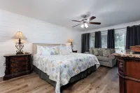 Best location in Biloxi… Short walk to the beach, casino, dining, and coliseum! โรงแรมใน