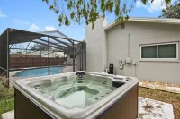 Heated Pool, Hot Tub, Bikes, minutes to Clearwater Beach & Honeymoon Island!