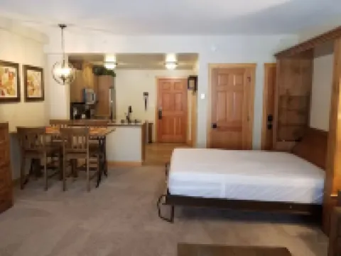 Spacious Deluxe Studio in Center Village, Walk to Lifts, Passage Point 324