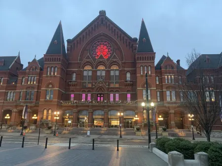 Clifton Scenic Lodge 3BR 2BA: Private Hot Tub, Spacious Patio, Offstreet Parking