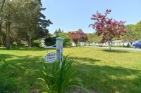 Green Anchor Cottage - private hot tub getaway!