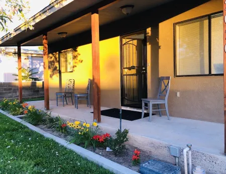 Casa de Flores 3 bdrm, 2 bath with covered hot tub Отели рядом с достопримечательностью «Museum of Nature & Science»