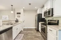 Newly renovated townhome 11 min from GA National Fair Grounds!