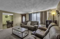 Quiet suburban home 10 minutes from airport/25 min from Niagara Falls Hotel a Depew