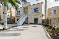 Just steps from the beach- Breezy Beach condo 住宿飯店