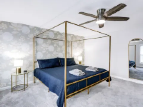 Beautiful Home w/ Private Yard! Walkable to Markets, Coffee Shops & More! Hotels in Lancaster