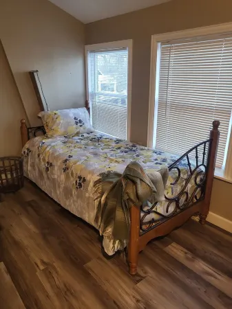 Waterfront industrial-farmhouse with wine fridge, hot tub, firepit, sleeps 8