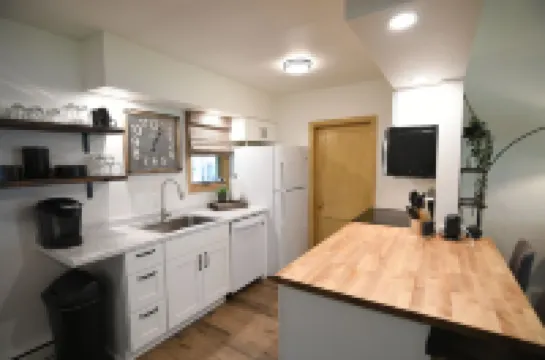 2 Bedroom Cul De Sac Cottage in Town