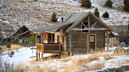 Cozy, Rustic Cabins near Chico Hot Springs & only 35 mins to YELLOWSTONE PARK!!