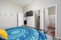 Beautiful, Newly Built Cottage Minutes to Beach