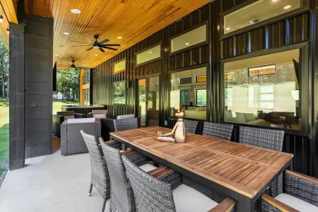 Welcome to The Yellowpine Retreat – Your Luxury Lakefront Retreat Lake Texoma