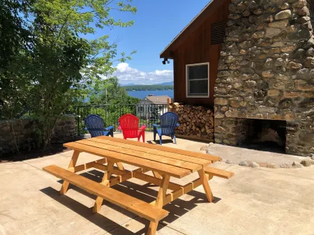 Spacious house across the street from Lake Winnipesaukee Отели рядом с достопримечательностью «Gunstock Mountain Resort»