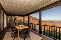 Spectacular views minutes from Bryson City, fire pit and brand new hot tub!