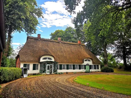 Holiday in historic thatched-roof estate from 1750
