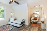 Cozy Cottage- Hot Tub/16 mi from Asheville/ Fire Pit/Arcade/Foosball