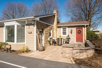 Newly renovated Carriage House, on lovely property near Intercourse, PA Rumspringa Brewing Company 주변 호텔