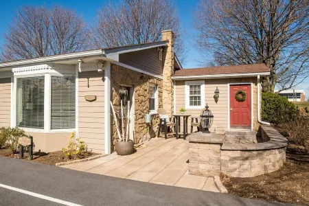 Newly renovated Carriage House, on lovely property near Intercourse, PA