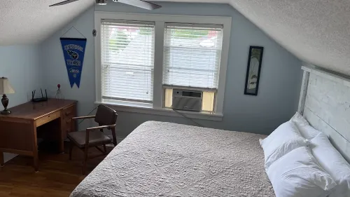 Bristol Short Stay for Work, Nascar,Music, 1Bdrm King Size, Queen Sleeper Sofa.