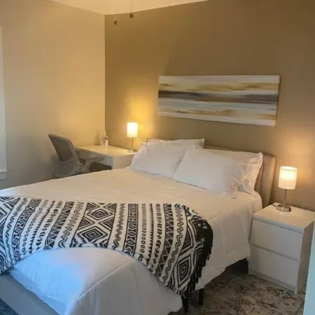 5 bedroom in the center of Springfield .