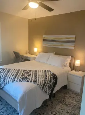 5 bedroom in the center of Springfield .