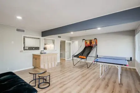 All yours! Tranquil & serene Hill Country family home on Lake Travis in Austin. Отели рядом с достопримечательностью «High 5»