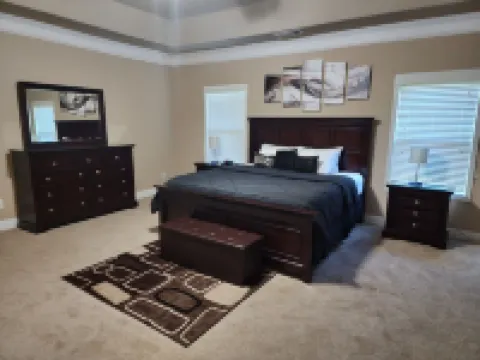 5 bedrooms/ 4 baths/ sleeps 14 (8.7 miles from Jordan-Hare Stadium