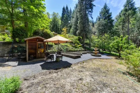 Lux, creekfront 8-acre retreat with hot tub
