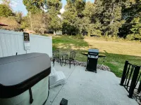 2 Br home with Hot-Tub! Quiet, dead end street