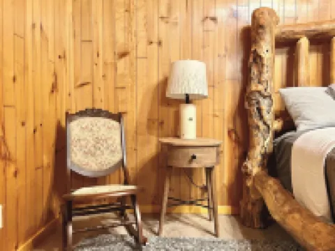 Secluded Cabin with Hot tub on spacious private lot