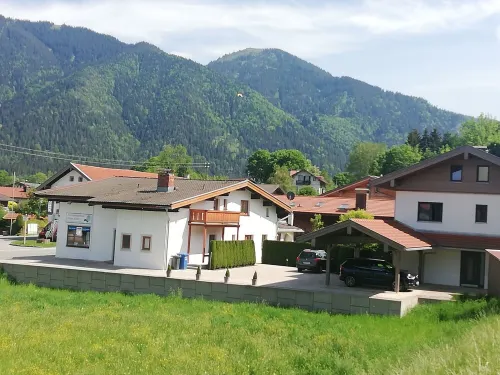 Ferienwohnung Uebler - Large vacation apartment near the lake Hotels in Kreuth