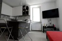 LaCasetta _ Como Lakeview Terrace renovated apt.