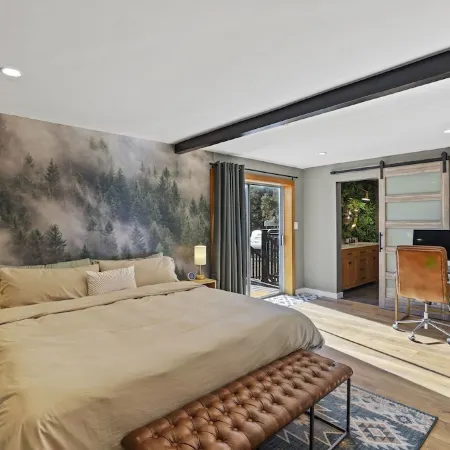 Spacious and Modern Pet-Friendly Chalet in the Pines—perfect for large groups!