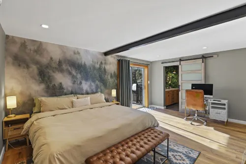 Spacious and Modern Pet-Friendly Chalet in the Pines—perfect for large groups!