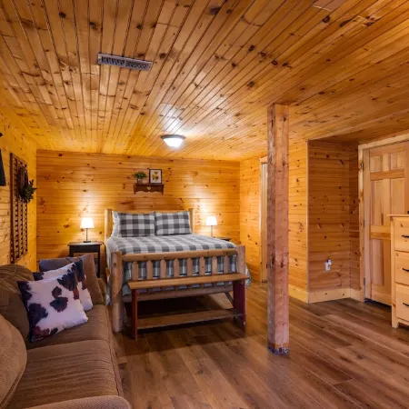 3 minutes to parkway!! Hot tub!! Flat driveway!!