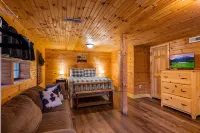 3 minutes to parkway!! Hot tub!! Flat driveway!!