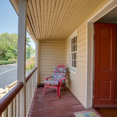 4 Bedroom, 3  Bath  Big Downtown Frederick home, w/ Private Patio &  fire table