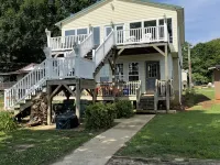 Lakefront, two bedroom, full bath. Relax, swim, kayak & fish on Lake Lookout. Hotels in Clines