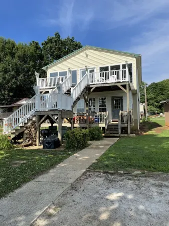 Lakefront, two bedroom, full bath. Relax, swim, kayak & fish on Lake Lookout.