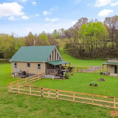 Cozy cabin retreat w/hot tub and fenced yard. Pet-Friendly!