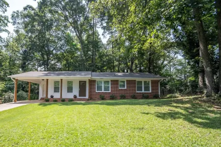 Newly remodeled home Athens Отели в г. Атенс