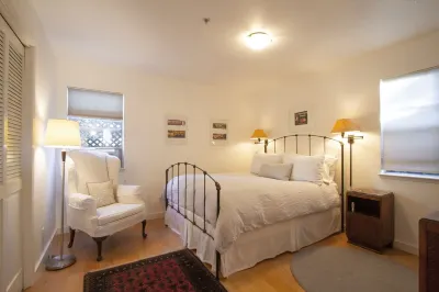 Healdsburg Cottage  Walk to the Plaza, Workspace